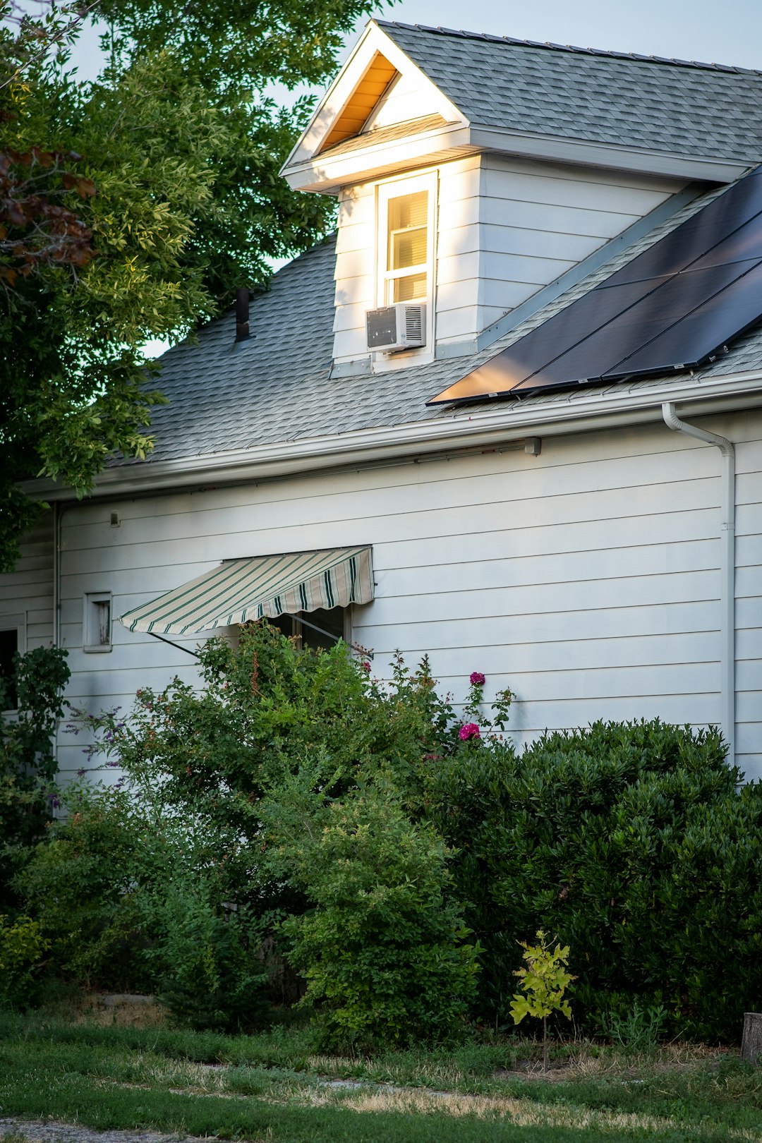 services-02 a-house-with-a-solar-panel-wrpy0obdzei